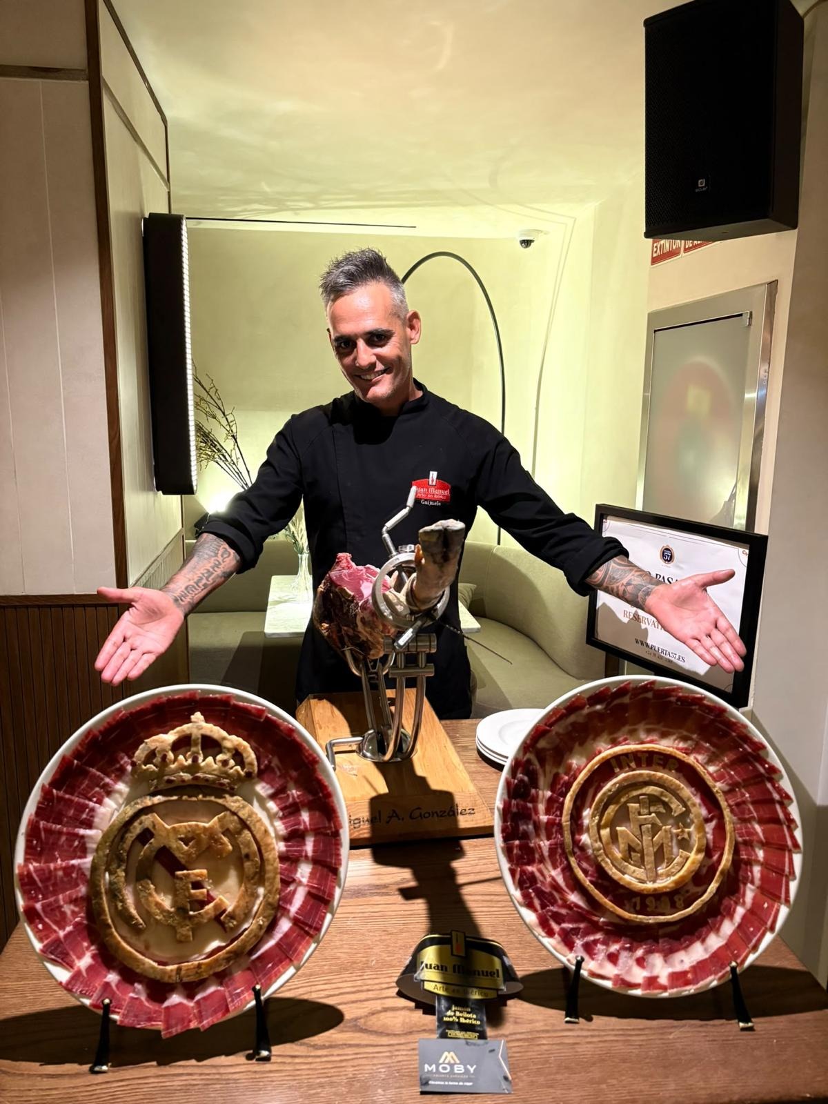 Miguel Ángel González, maestro cortador de Mimi_Mayalde, presentando sus piezas de jamón ibérico