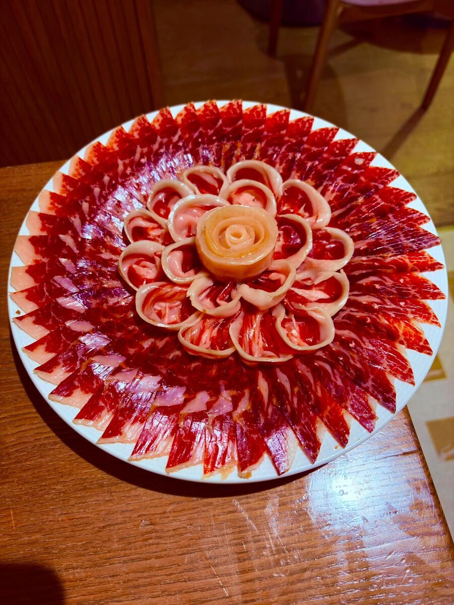 Escudo del Real Betis tallado en jamón ibérico