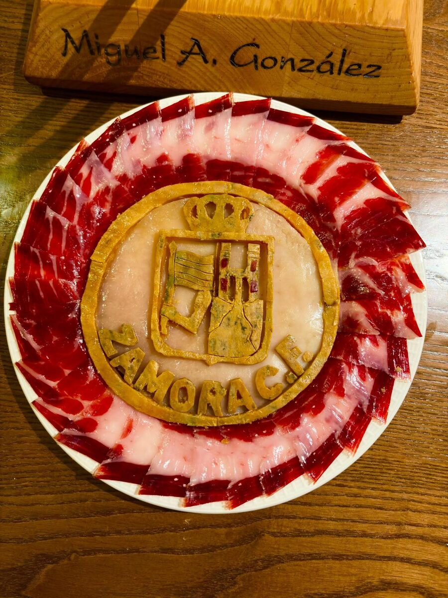Escudo del Cádiz C.F. tallado en jamón ibérico