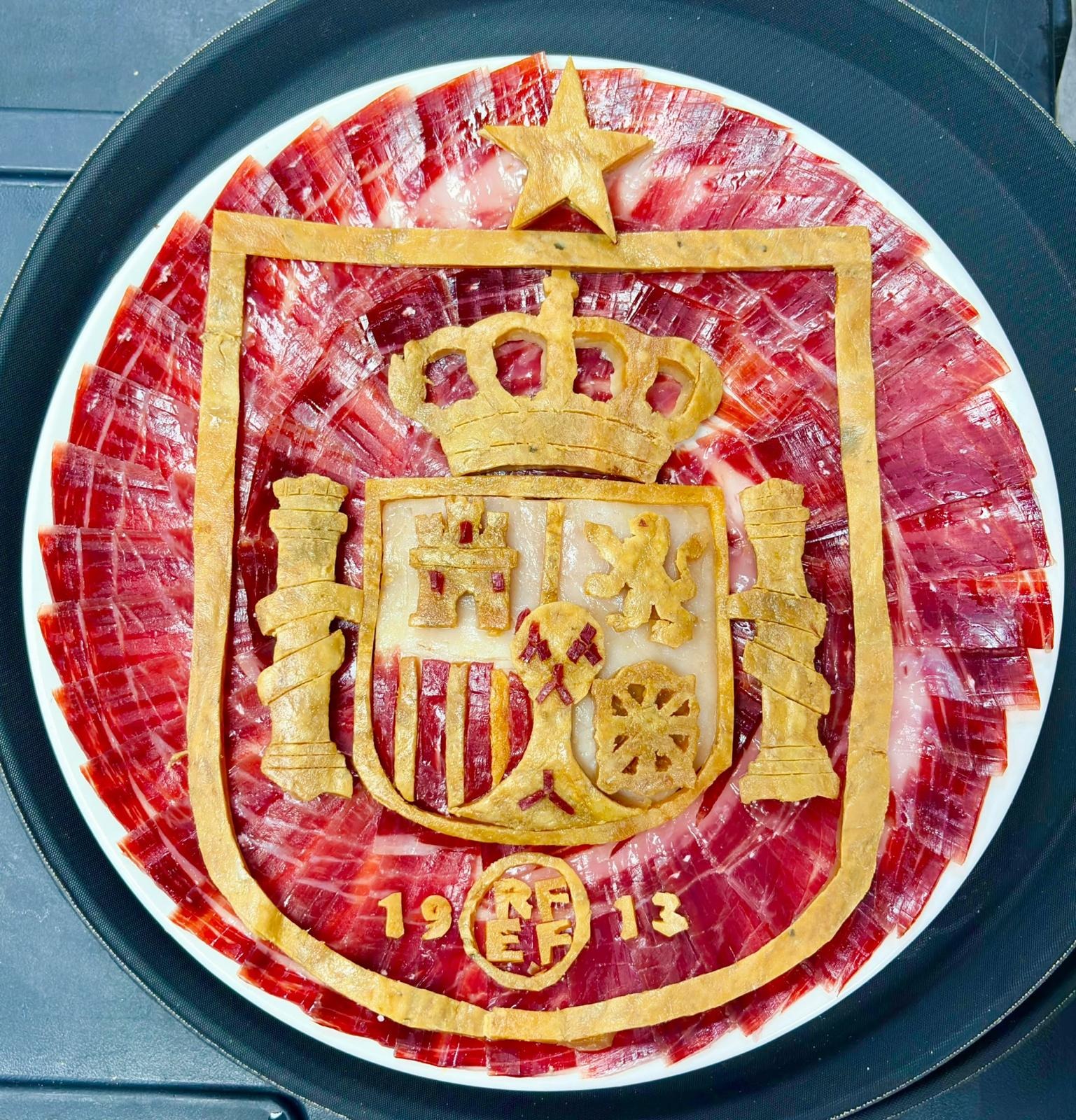 Escudo de la Selección Española de fútbol tallado en jamón ibérico, pieza exclusiva de Mimi_Mayalde