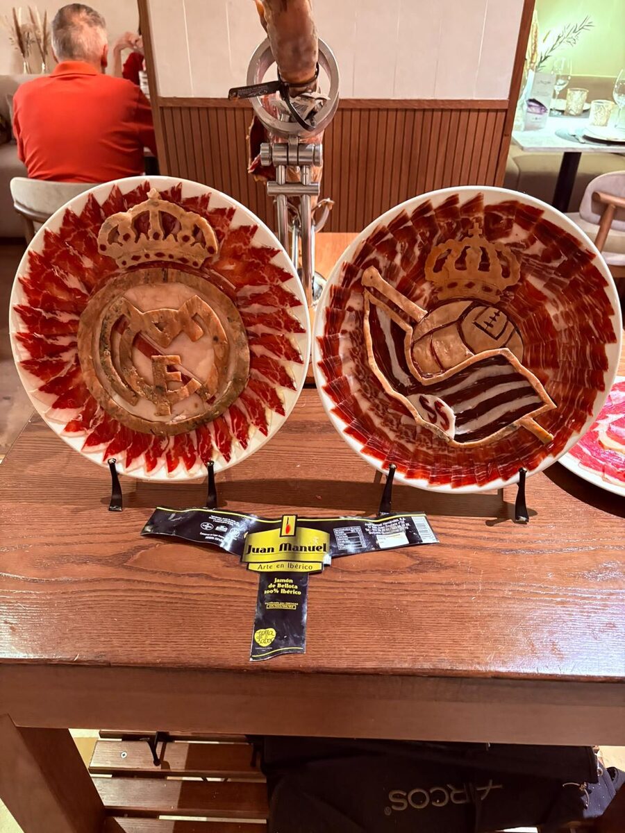 Escudo del Inter de Milán tallado en jamón ibérico