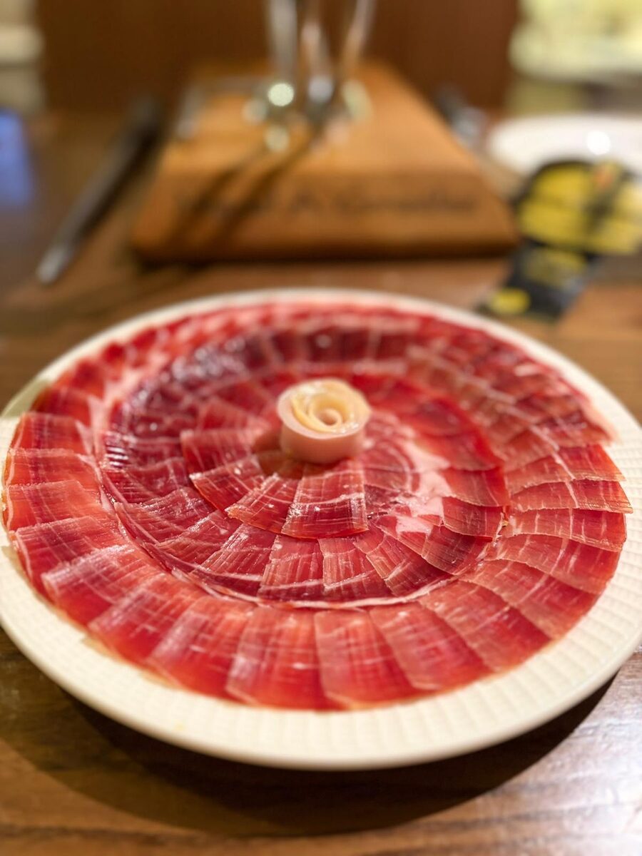 Escudo personalizado con nombre, tallado en jamón ibérico