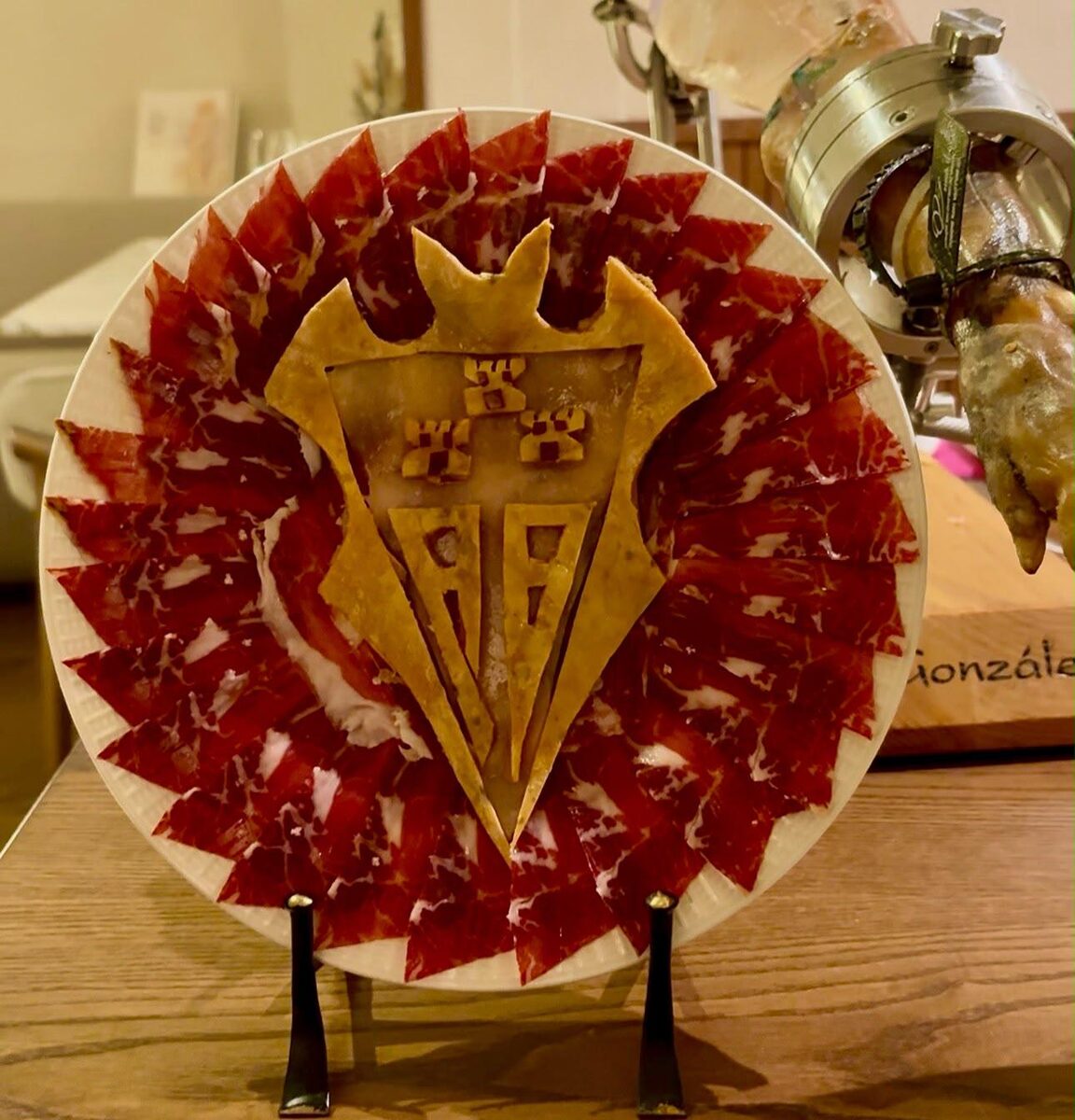 Escudo del Zamora C.F. tallado en jamón ibérico